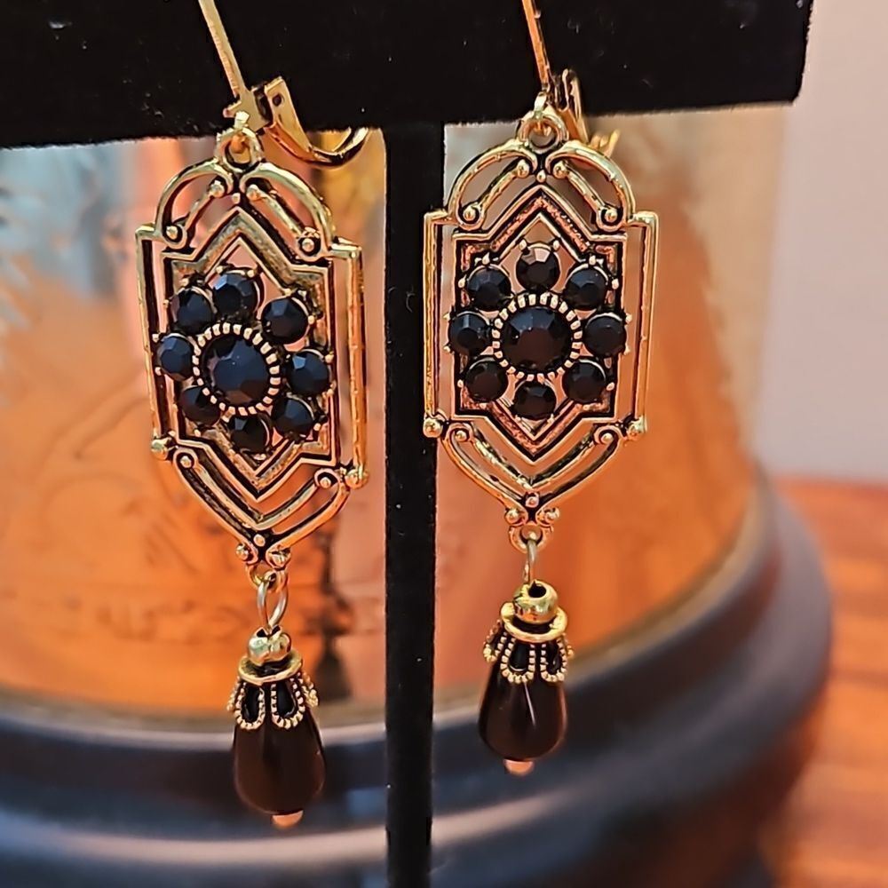 NWOT Geometric shape flower pattern earrings
